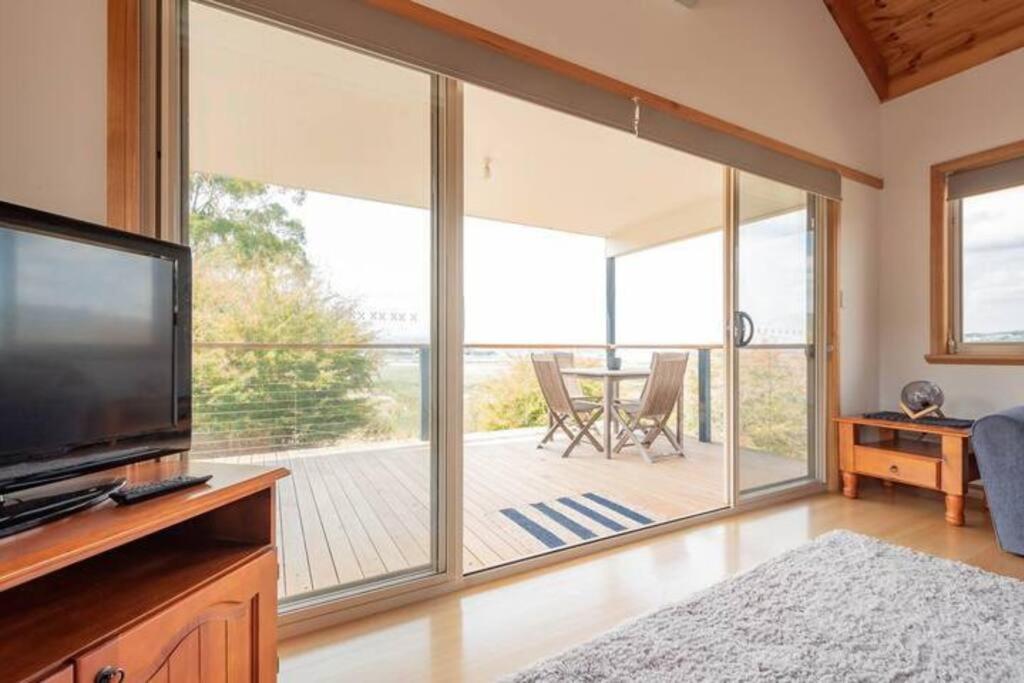 Private 2 Bedroom Cabin Retreat Legana Exterior foto